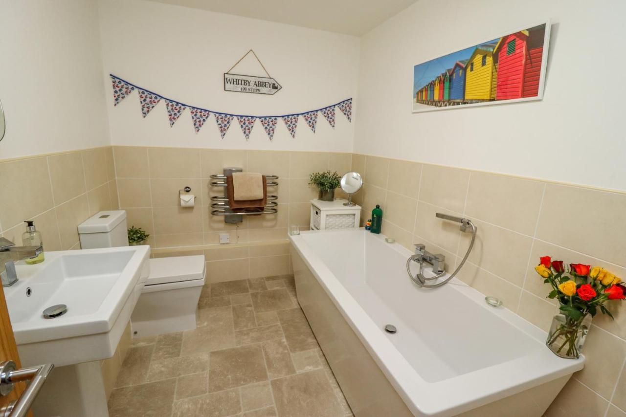Ferienwohnung Above & Beyond Whitby Exterior foto