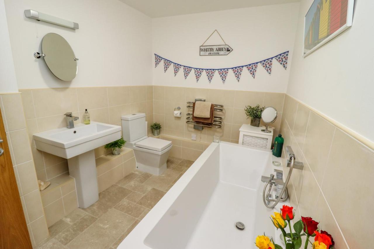 Ferienwohnung Above & Beyond Whitby Exterior foto