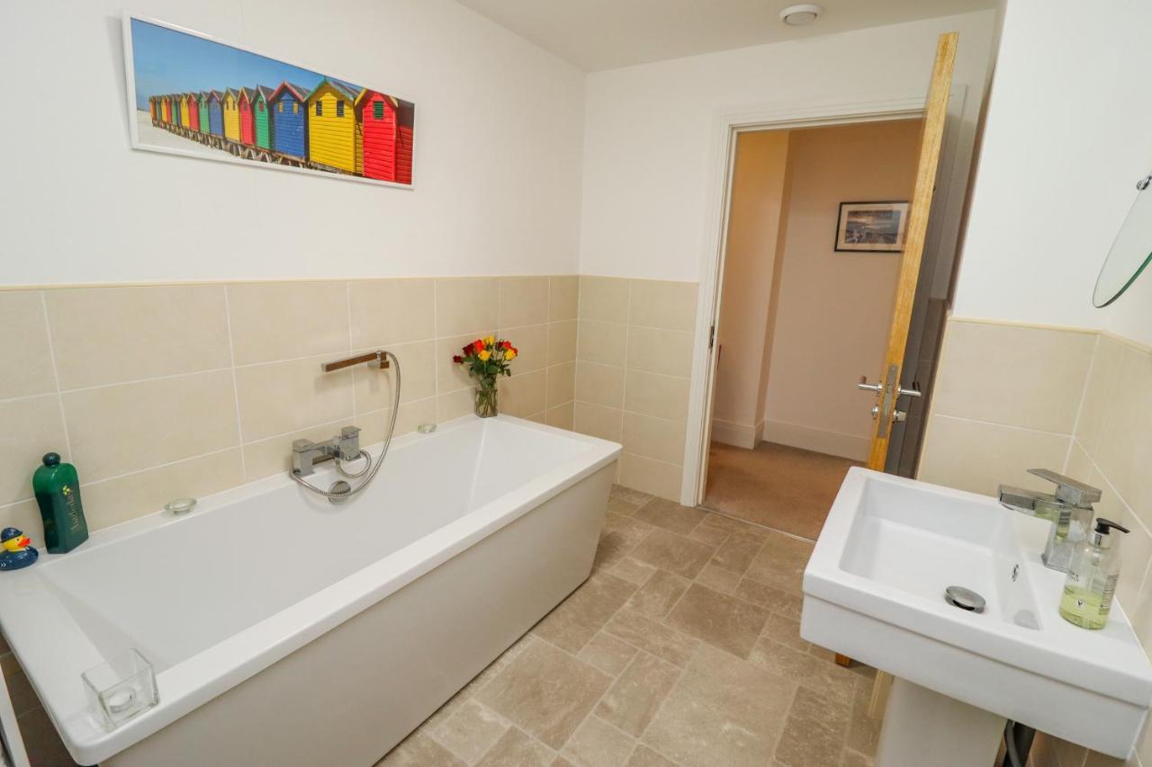 Ferienwohnung Above & Beyond Whitby Exterior foto